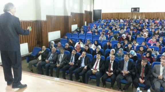 Yazar Ali Erkan KAVAKLI tarafından ilçemiz öğrencilerine seminer verildi.