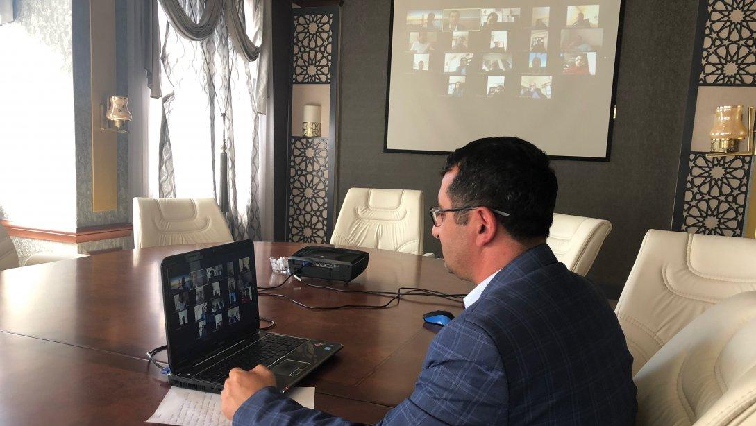 İlçe Milli Eğitim Müdürümüz Mehmet Kasım ERVA başkanlığında okul müdürleri ve müdür yetkili öğretmenler ile 4. kez telekonferans yöntemiyle toplantı gerçekleştirildi.