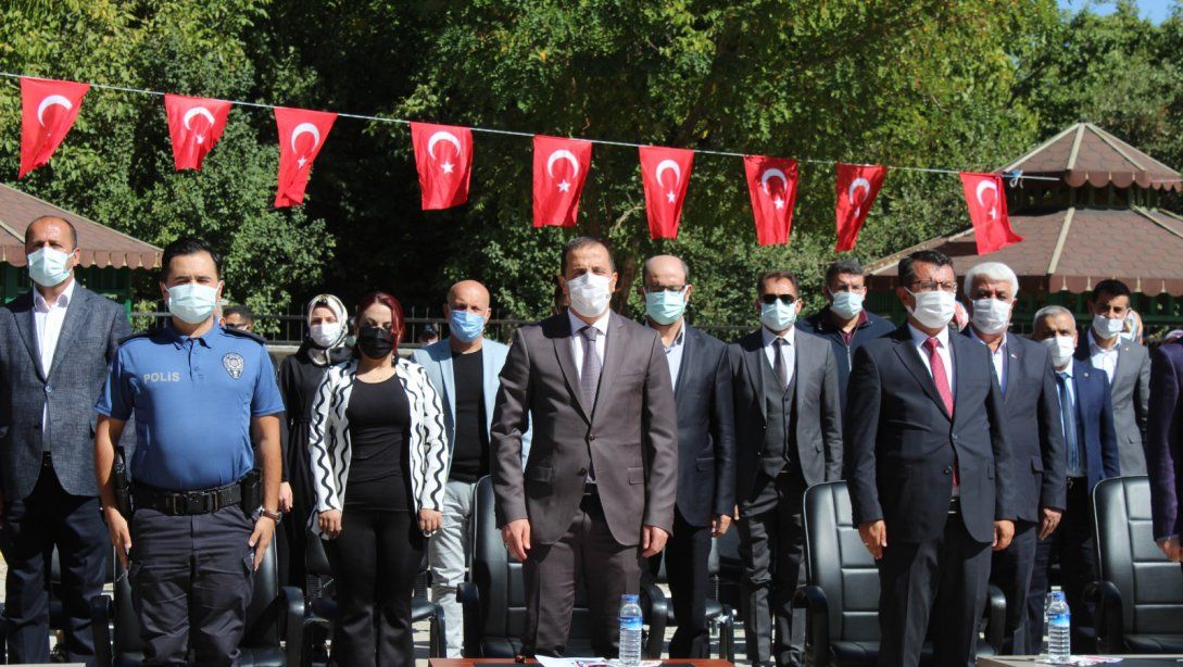 İlköğretim Haftası, çelenk sunma töreninin ardından Mehmet Akif Ersoy Ortaokulu´nda yapılan törenle kutlandı.